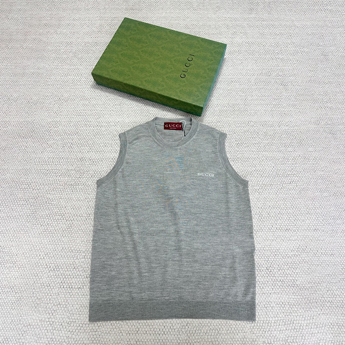 gucci embroidered logo crew neck sleeveless knit vest